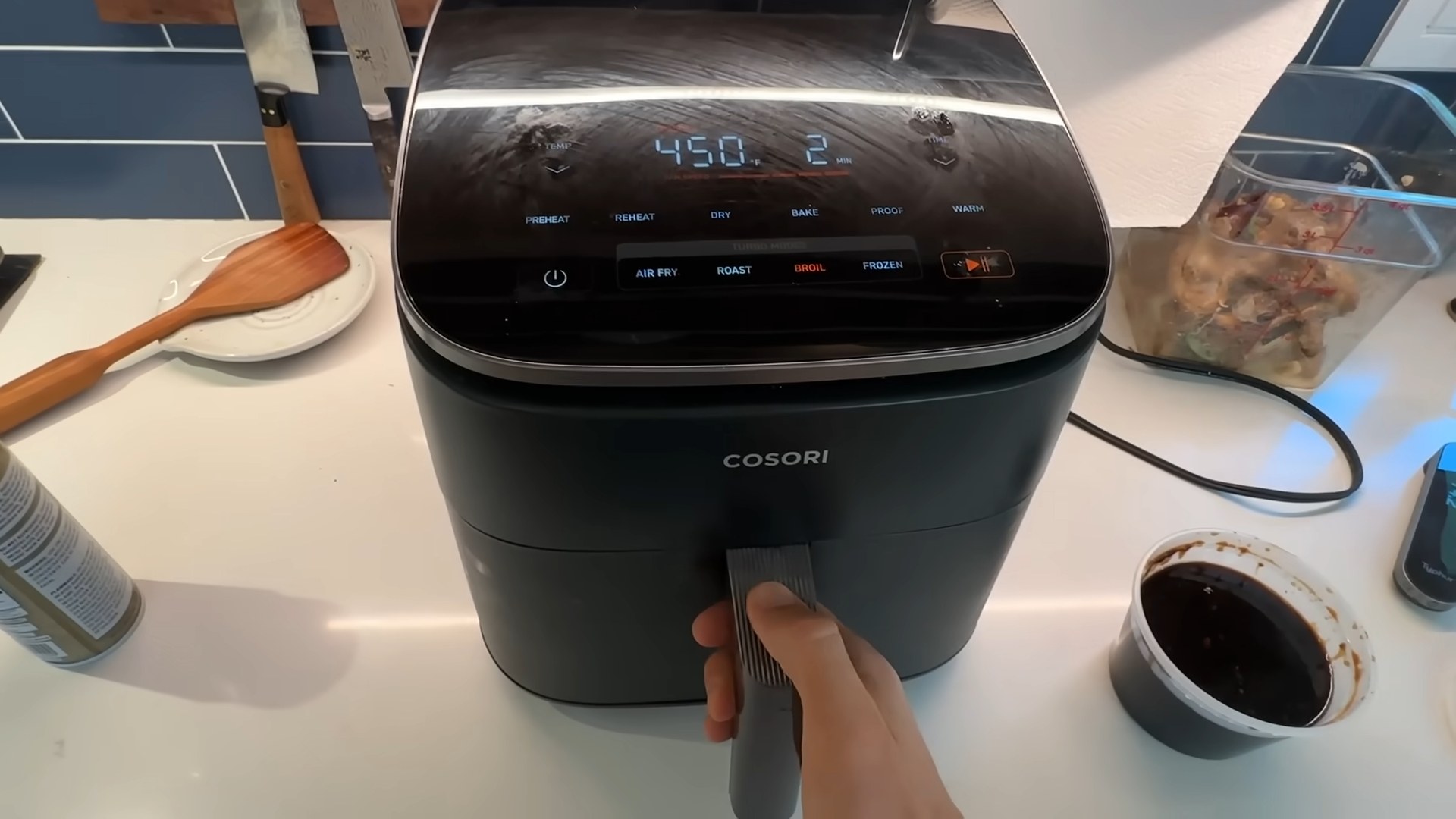 Moderan Cosori air fryer sa digitalnim ekranom i otvorenom korpom na kuhinjskom pultu.